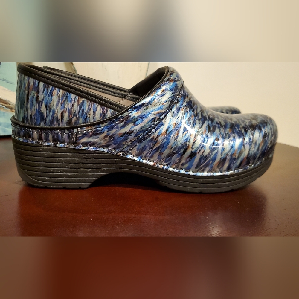 Dansko LT Stylish Blue Patterned Women's Clogs, Size 37. - Picture 10 of 12